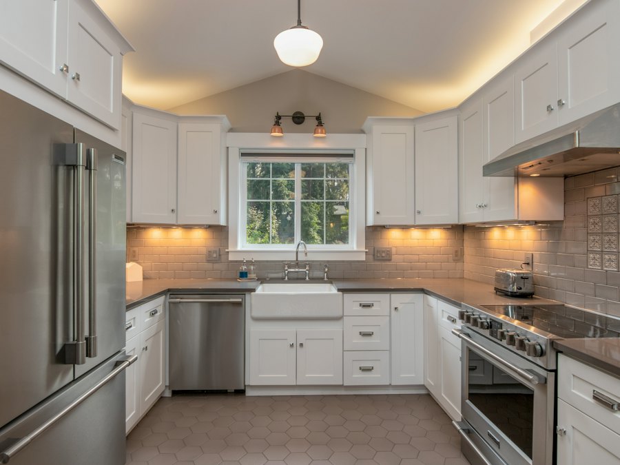 White shaker kitchen with farmhouse sink